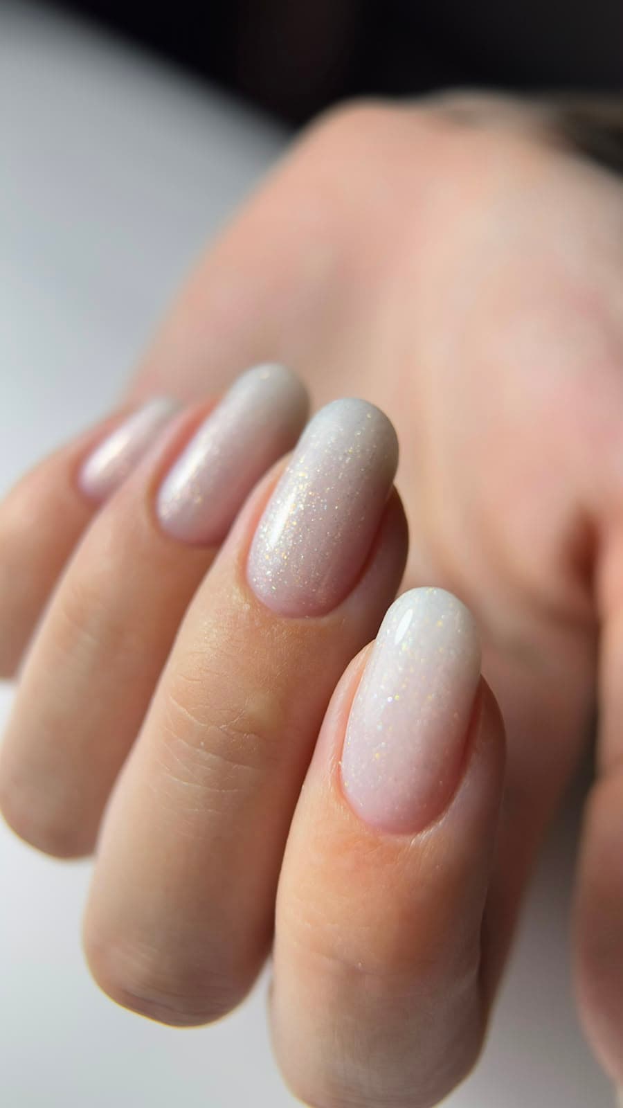 Melkwitte amandelnagels met een subtiele schittering