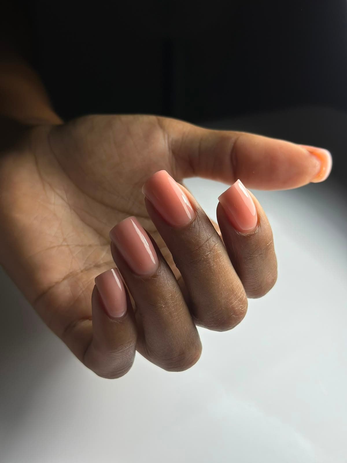 Nude vierkante nagels met hoogglans afwerking