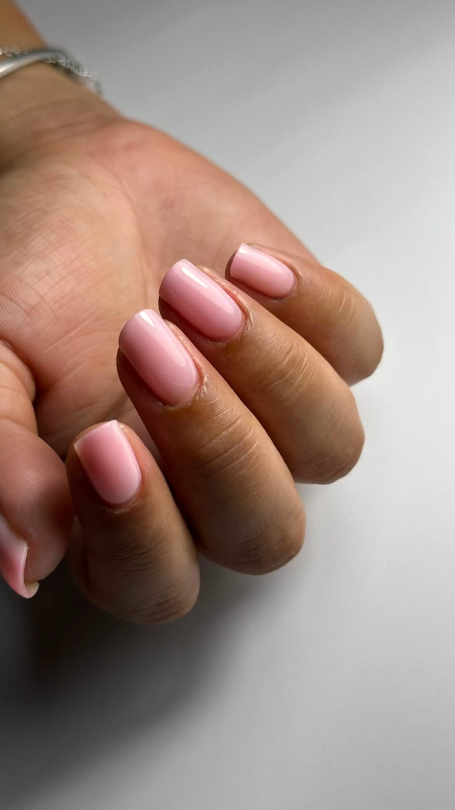 Korte roze nagels met een natuurlijke glans